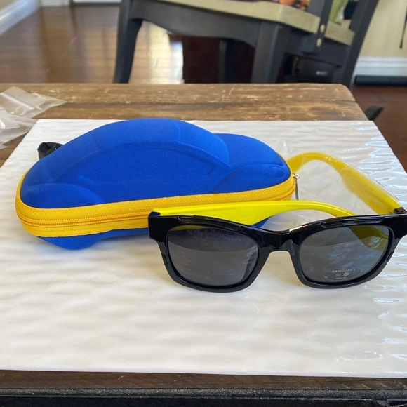 Black kids Sunglasses with Blue and Yellow Car Case NWOT - Picture 4 of 5